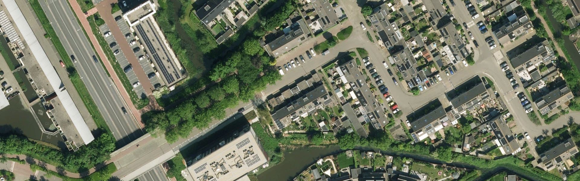 Satellietfoto van Aalsmeer met zichtbare zonnepanelen