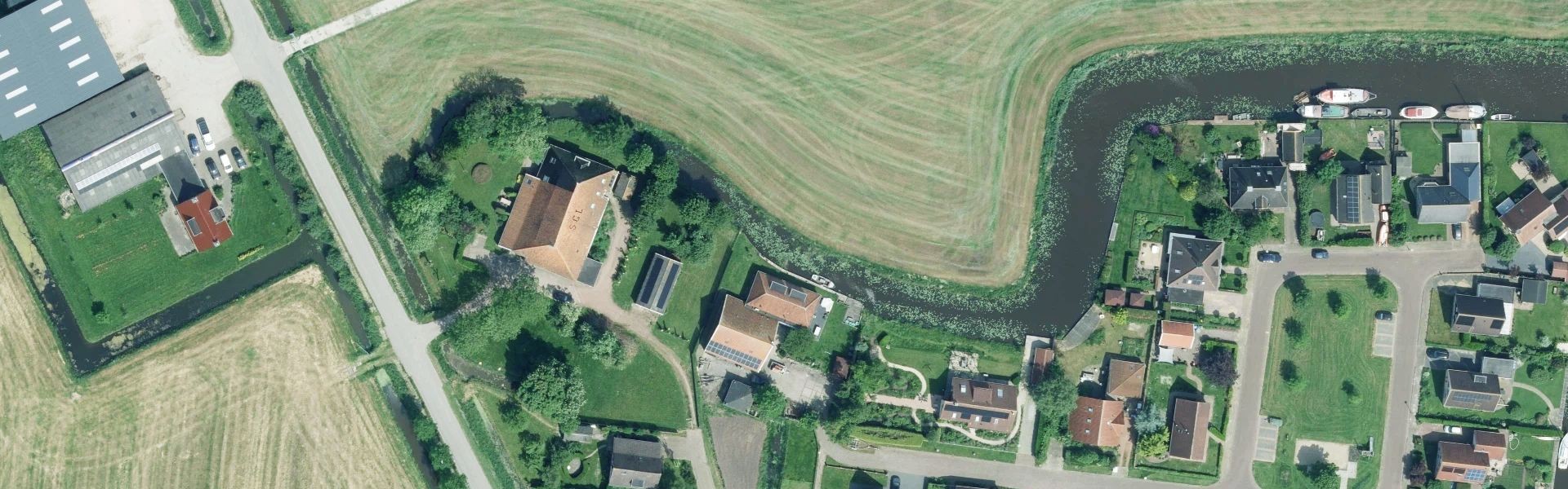 Satellietfoto van Abbega met zichtbare zonnepanelen