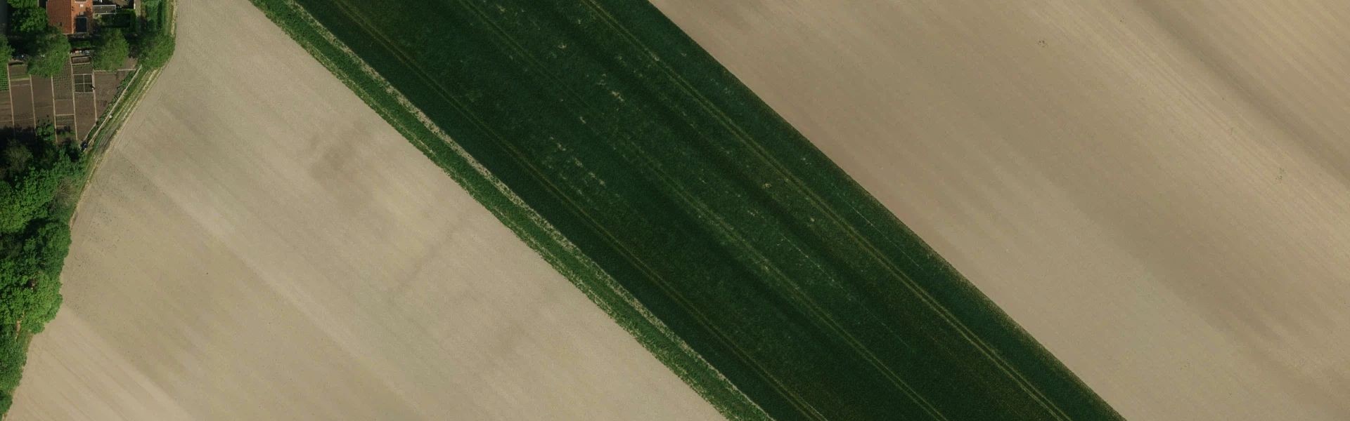 Satellietfoto van Abbenes met zichtbare zonnepanelen