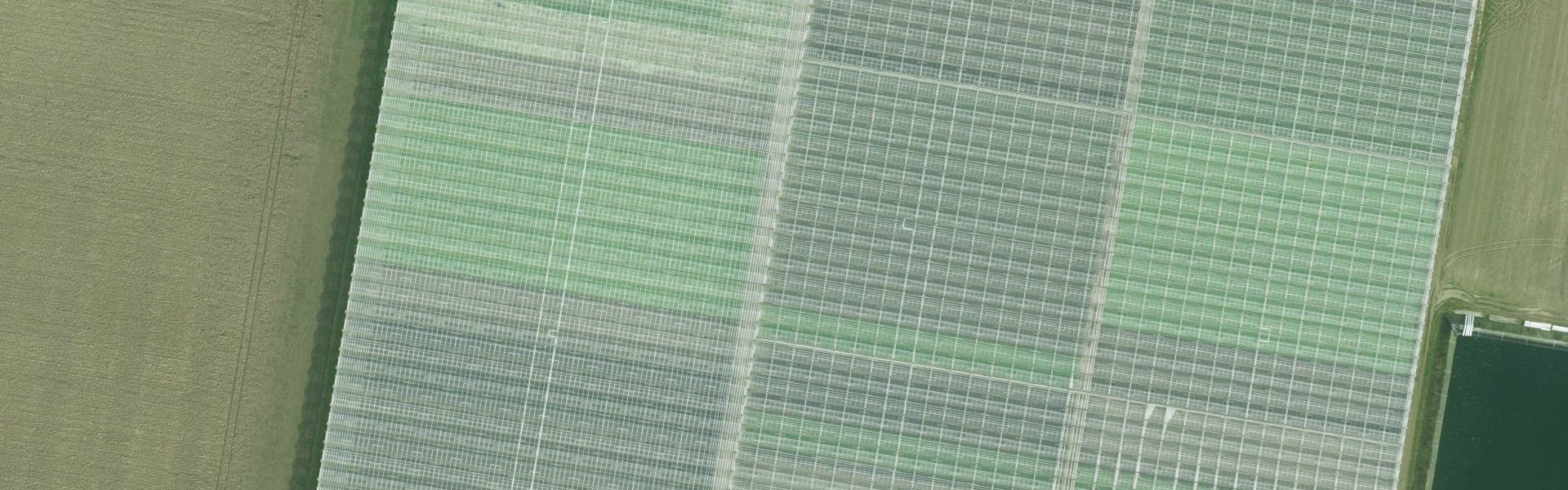 Satellietfoto van Achthuizen met zichtbare zonnepanelen