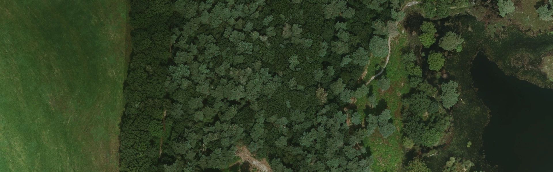 Satellietfoto van Afferden L met zichtbare zonnepanelen