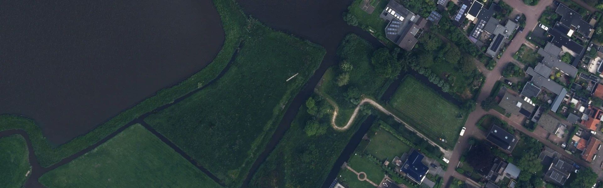 Satellietfoto van Akersloot met zichtbare zonnepanelen