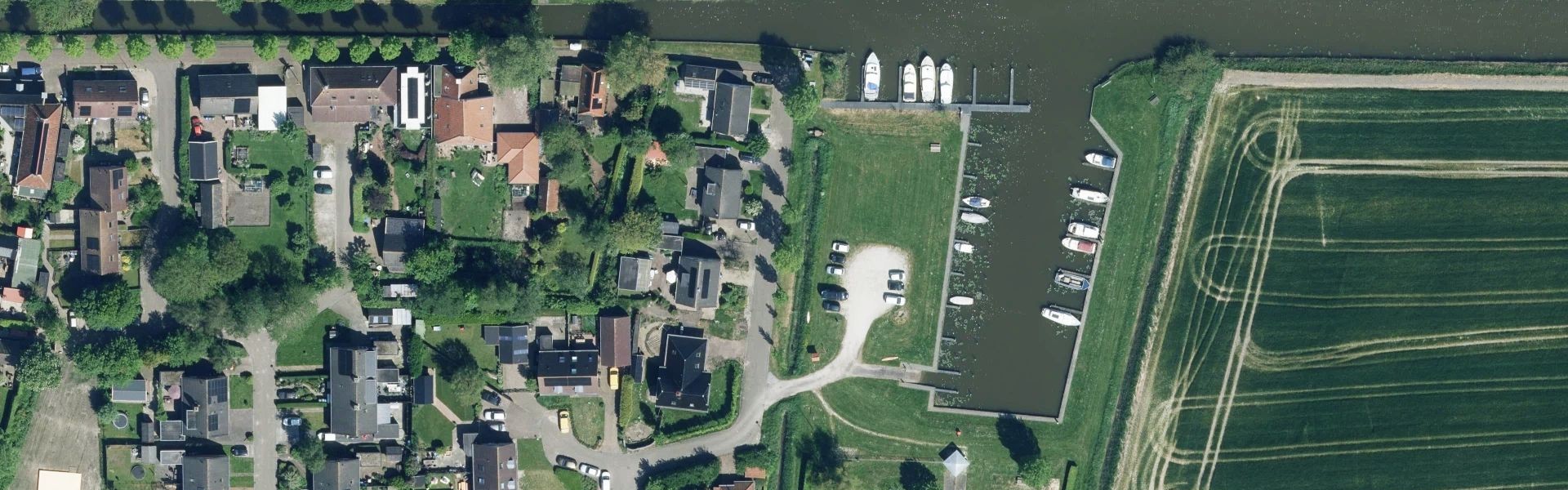 Satellietfoto van Alde Leie met zichtbare zonnepanelen