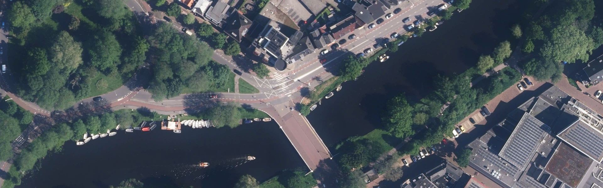 Satellietfoto van Alkmaar met zichtbare zonnepanelen