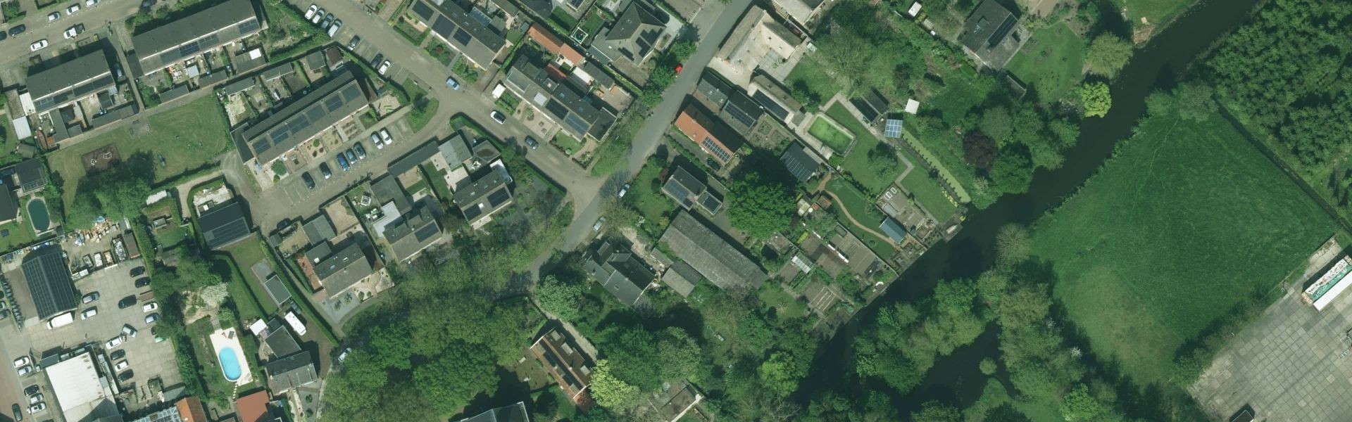 Satellietfoto van Almkerk met zichtbare zonnepanelen