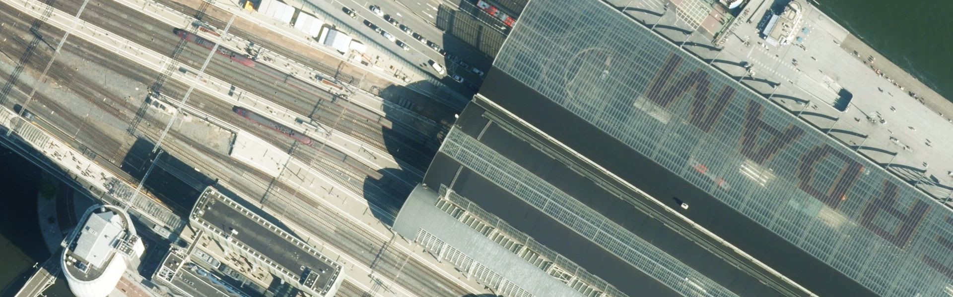 Satellietfoto van Amsterdam met zichtbare zonnepanelen