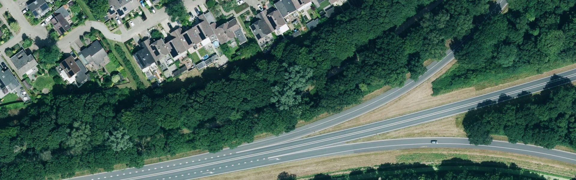Satellietfoto van Angerlo met zichtbare zonnepanelen