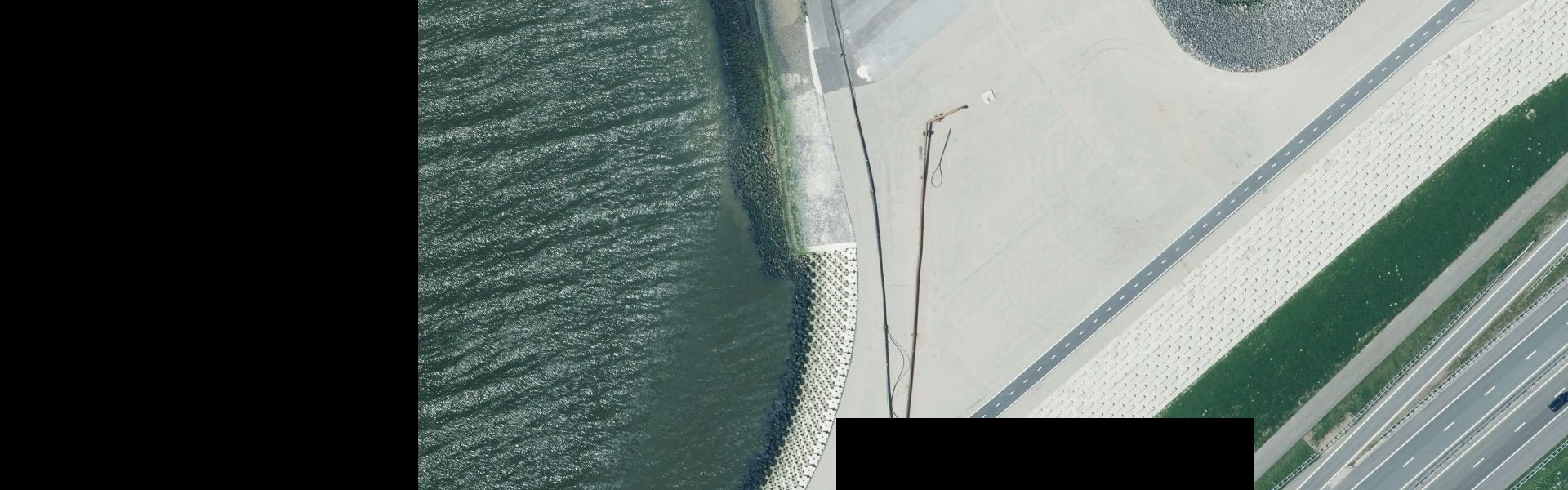 Satellietfoto van Breezanddijk met zichtbare zonnepanelen