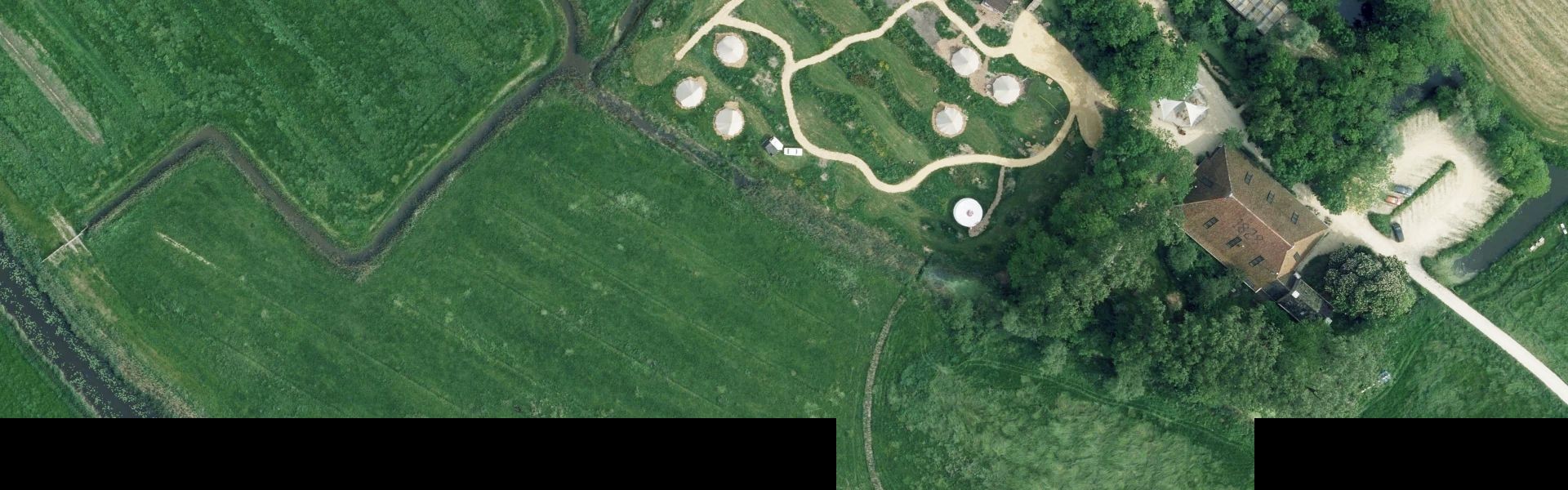 Satellietfoto van Britswert met zichtbare zonnepanelen