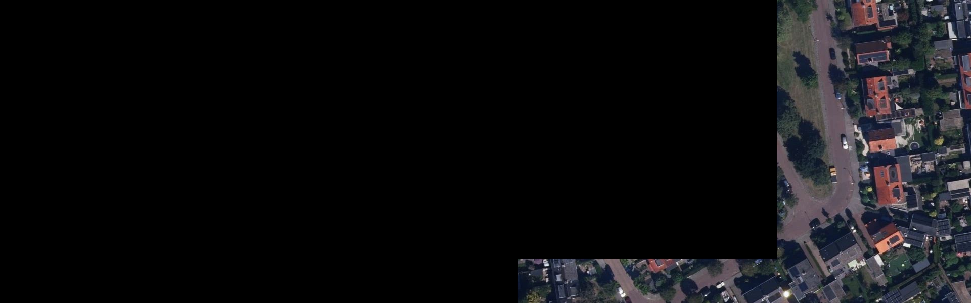 Satellietfoto van Driehuis NH met zichtbare zonnepanelen