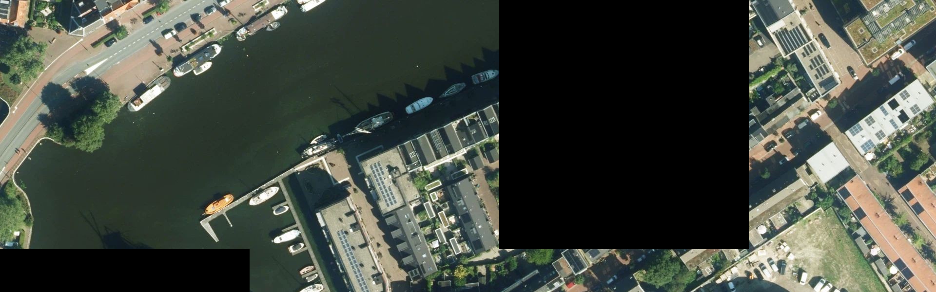 Satellietfoto van Haarlem met zichtbare zonnepanelen